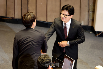 [포토] 인사 나누는 한동훈·이준석
