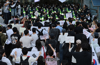 [포토] 투표용지 부족 초유사태, 재선거 주장하는 청년들