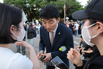 [포토] 올림픽공원 개표장 방문한 이하상 변호사