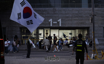 [영상] 개표소 입구마다 자리잡고 '재선거' 외치는 청년들