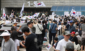 [포토] 사흘째 이어지는 송파개표소 '재선거' 집회