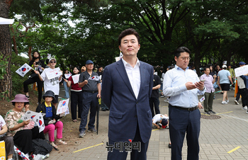 [포토] '재선거' 집회 현장 찾은 윤영석 의원