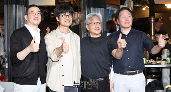 넓어지는 이해진의 네이버 유니버스 … 젠슨 황 등 동맹 손잡고 'AI 생태계' 주도  