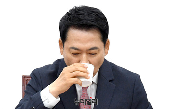 [포토] 목 타는 장동혁 국민의힘 대표