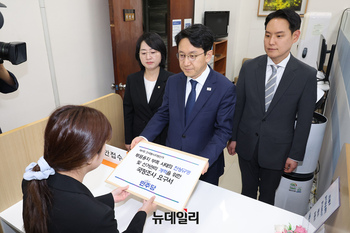 [포토] 투표용지 부족 국정조사 요구서 제출하는 민주당