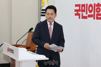 [포토] 기자회견 참석하는 장동혁 국민의힘 대표