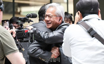 [포토] 포옹하는 이해진-젠슨 황 