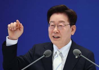 李 대통령 "단기 목표는 북핵 추가 생산 중단 … 韓 핵무장론은 무책임한 소리"