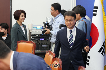 [포토] 회의 참석하는 한병도 민주당 원내대표