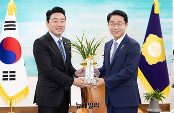[포토] 대통령 축하 난 받는 조정식 국회의장