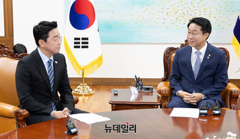 [포토] 환담 나누는 조정식 국회의장과 강훈식 대통령 비서실장