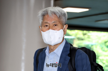 [포토] 법원 출석하는 신학림 전 언론노조위원장 