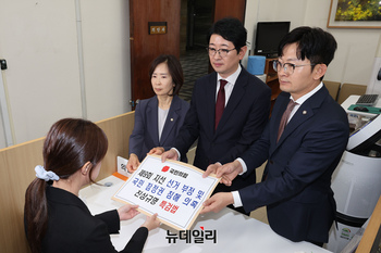 [포토] 참정권 침해 특별검사 임명 법률안 제출하는 국민의힘