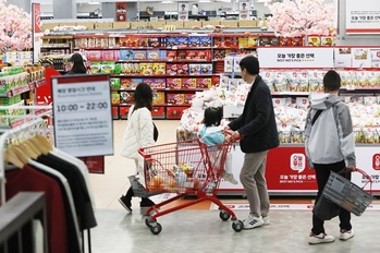 반도체로 벌어도 제자리 … 원화 약세에 국민소득 다시 대만·일본에 밀렸다