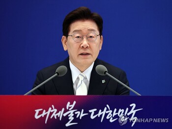 주가 올랐다고 연금개혁 멈추나 … 李 '속도조절론'에 터져 나오는 '무책임' 비판