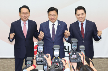[포토] 기념촬영 하는 김도읍 ·정점식·성일종 원내대표 후보