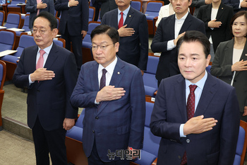 [포토] 국민의례 하는 김도읍 ·정점식·성일종 