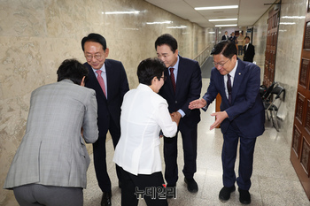 [포토] 의원들과 인사 나누는 김도읍·정점식·성일종 후보