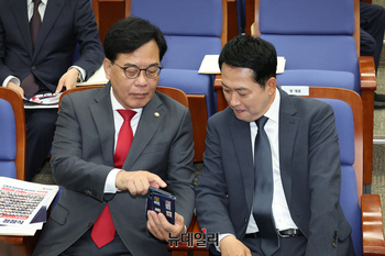 [포토] 대화 나누는 장동혁·송언석