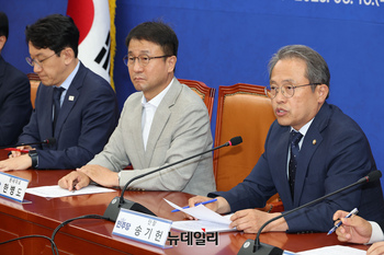 [포토] 발언하는 송기헌 민주당 선거제도 개혁 TF 단장