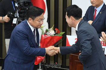 [포토] 꽃다발 받은 정점식 국민의힘 신임 원내대표