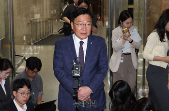 [포토] 기자들의 질문에 답하는 정점식 국민의힘 신임 원내대표