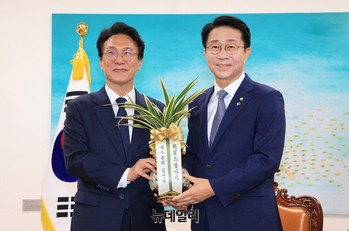 [포토] 축하난 들고 국회 의장실 찾은 김민석 총리