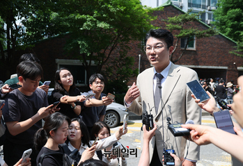 [포토] 잠실투표소 현장검증 방문한 김정철 개혁신당 최고위원
