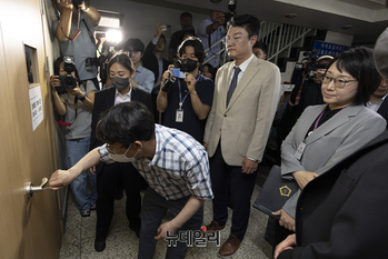 [포토] 잠실투표소 현장검증 나선 김지연 부장판사