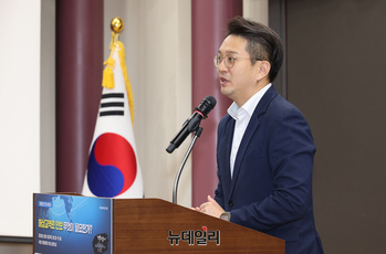 [포토] 해상교역로 안보 토론회 축사하는 전용기 민주당 의원 