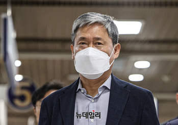 [포토] 선고 공판 출석하는 김성수 전 카카오엔터 대표