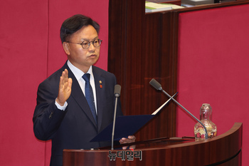 [포토] 선서하는 김성범 더불어민주당 의원