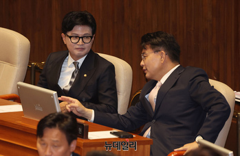 [포토] 대화 나누는 한동훈-윤상현