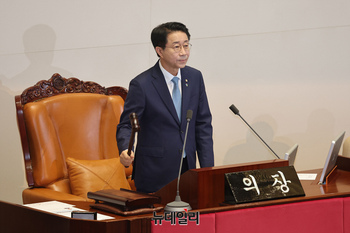 [포토] 의사봉 두드리는 조정식 국회의장