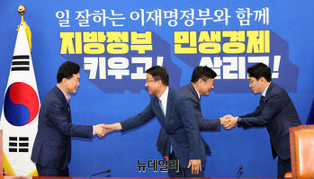 [포토] 인사 나누는 여야 원내지도부