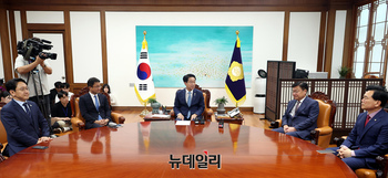 [포토] 대화 나누는 국회의장과 여야 원내대표