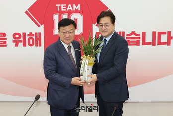 [포토] 대통령 축하난 받은 정점식 국민의힘 신임 원내대표