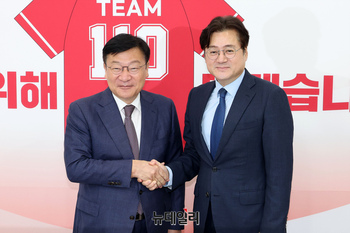[포토] 악수 나누는 정점식-홍익표