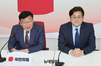 [포토] 환담 나누는 정점식 원내대표와 홍익표 정무수석