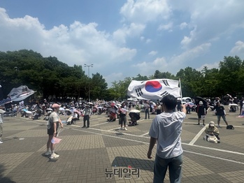 일주일째 잠실개표소 지킨 대학생들 