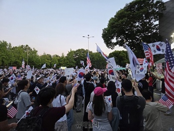 월드컵 열기에도 올림픽공원 향한 직장인들 … 한데 모여 