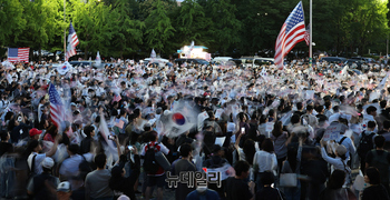 [포토] 주말 앞둔 금요일밤 개표소 현장에 대거 몰린 시민들