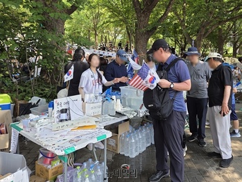 30도 더위에도 '잠실개표소' 지킨 봉사자들 "시민에게 도움 되고자 나왔다"