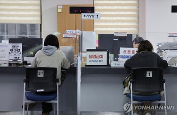 취업자는 줄고 실업급여는 늘고 … 고용보험 곳간 바닥에 보험료 인상카드 꺼내나