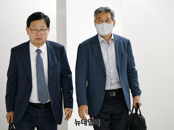 [포토] 법정 향하는 정경두 전 국방장관 
