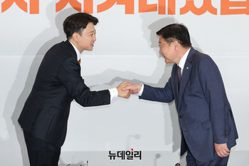 [포토] 악수 나누는 정점식·이준석