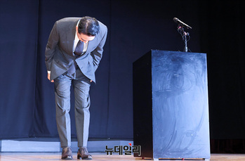 [포토] 고개 숙여 사과하는 홍정도 중앙그룹 부회장