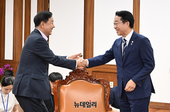 [포토] 악수 나누는 조정식·구윤철