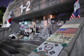 [포토] 11일째 이어지는 잠실 개표소 시위 