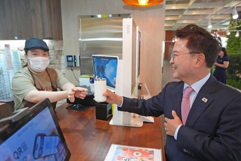 [포토뉴스] 육동한 춘천시장, '텀블러로 커피 한잔' 친환경 실천 동참